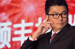 总算硬气一回：学生在冒雨军训，老师撑伞围观被投诉，教育局怒怼